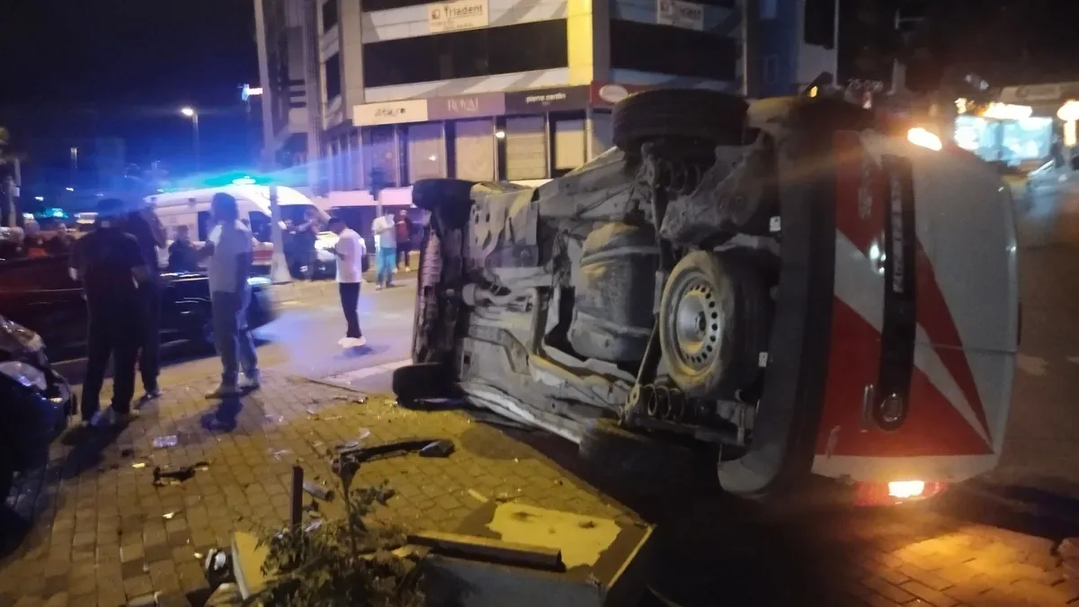 Üsküdar'da Trafik Kazası: Hafif Ticari Araç Devrildi, 1 Yaralı