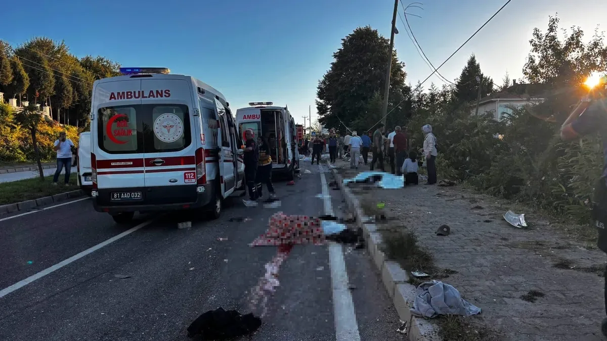 Düzce'de Feci Kaza: Fındık İşçilerini Taşıyan Araç Tırla Çarpıştı, 4 Kişi Hayatını Kaybetti
