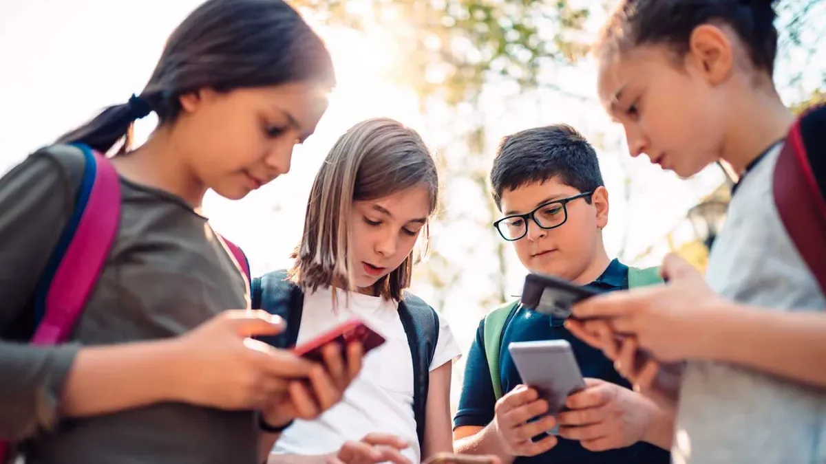 Kapalı bile olsa zekayı düşürüyor: Akıllı telefon ergenlerde IQ puanını düşürdü!