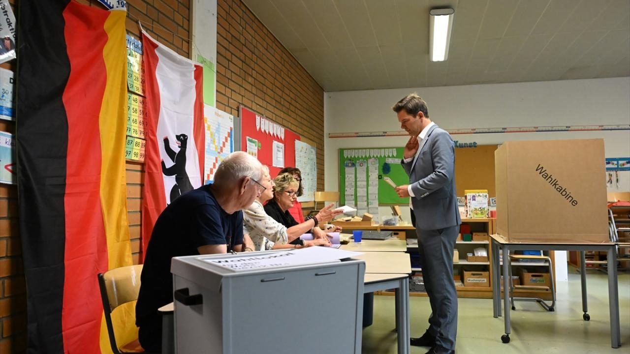 Berlin'de Sol Parti Seçimi Kazandı, Elif Eralp Başbakan Adayı Oldu