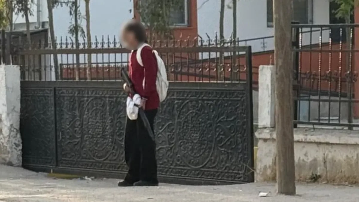 Kız öğrenci okula pompalı tüfekle geldi, eğitim durduruldu
