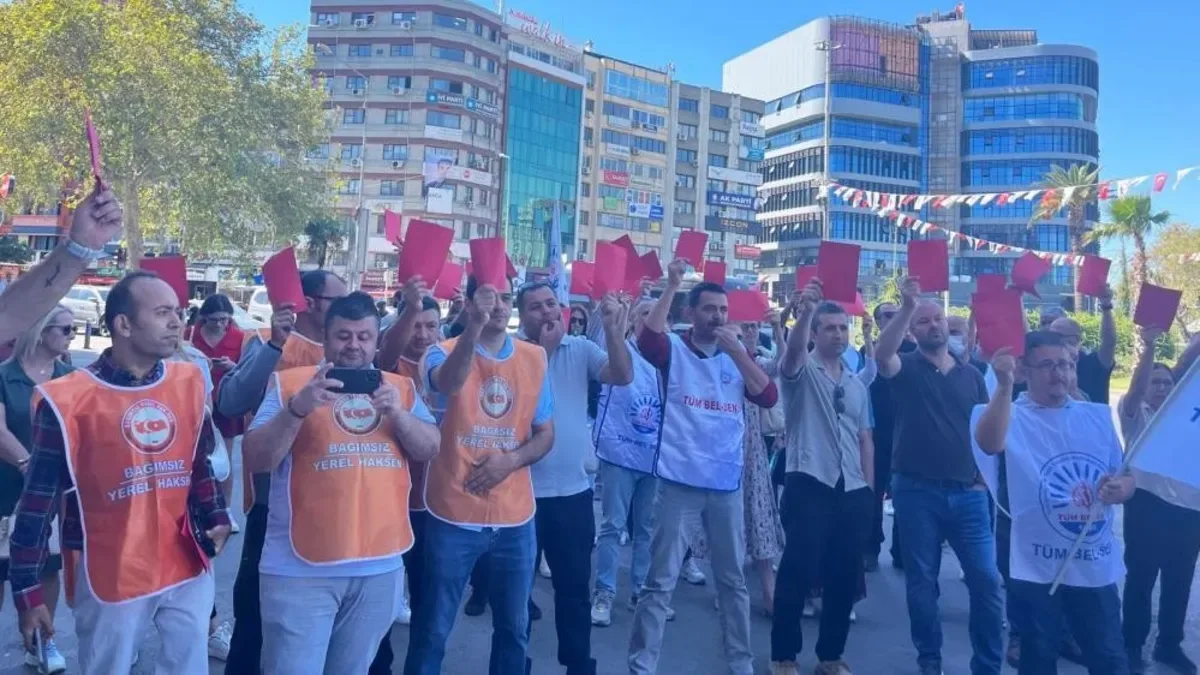 Konak Belediyesi İşçileri Kırmızı Kartlı Eylem Düzenledi