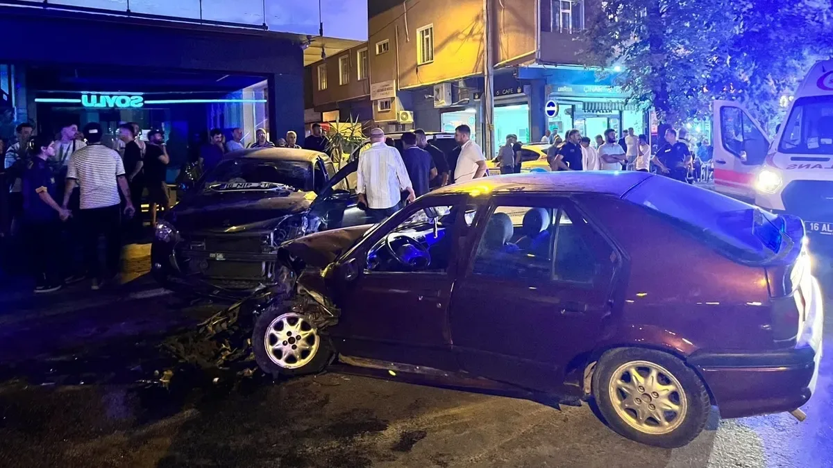 Bursa'da Trafik Kazası: İki Otomobil Çarpıştı, İki Kişi Yaralandı