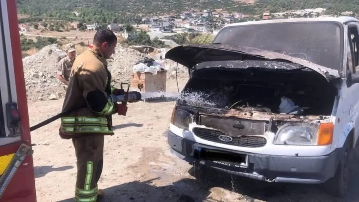 Antakya'da Minibüs Yangını: Alevler Hızla Söndürüldü