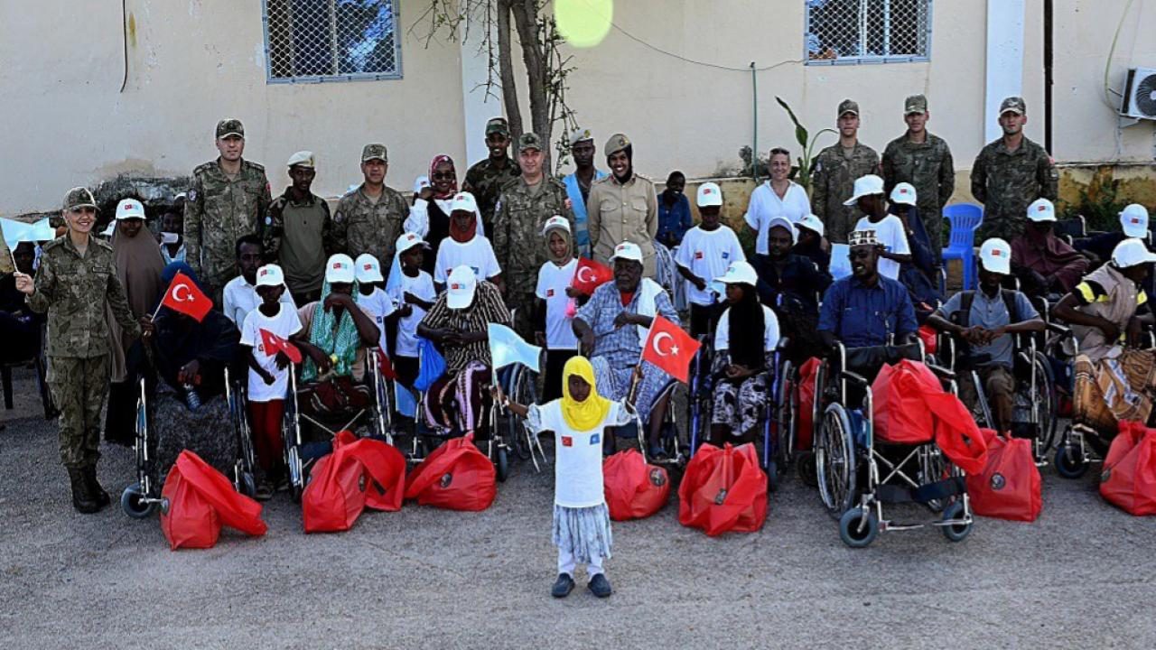 Somali'de İhtiyaç Sahibi Gazilere ve Ailelerine Yardım