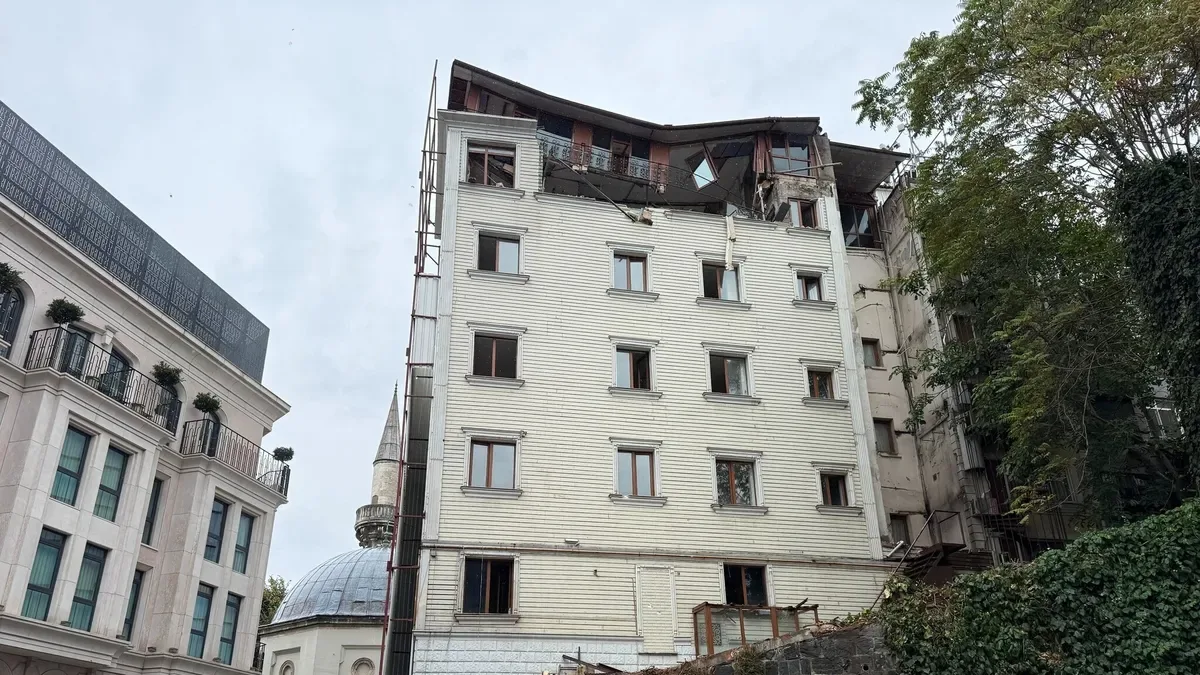 Fatih’te korkutan olay! Boşaltılan otelin en üst katı çöktü