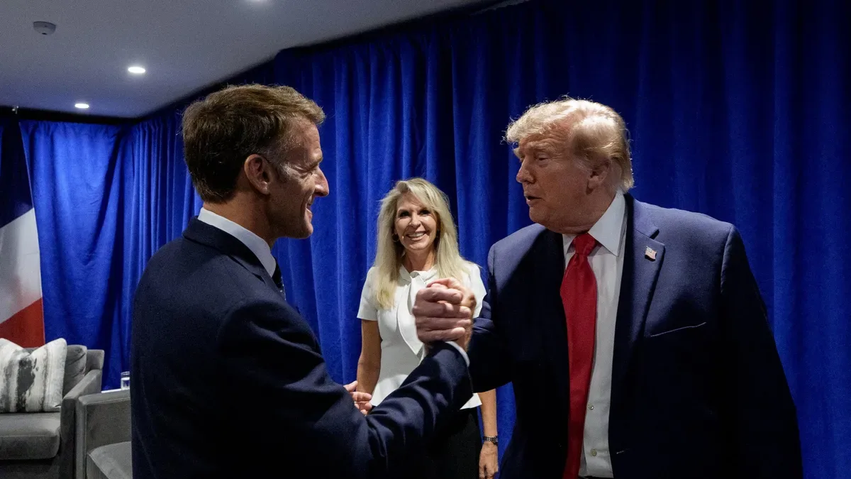 Macron ve Trump'ın Görüşmesi Dikkat Çekti