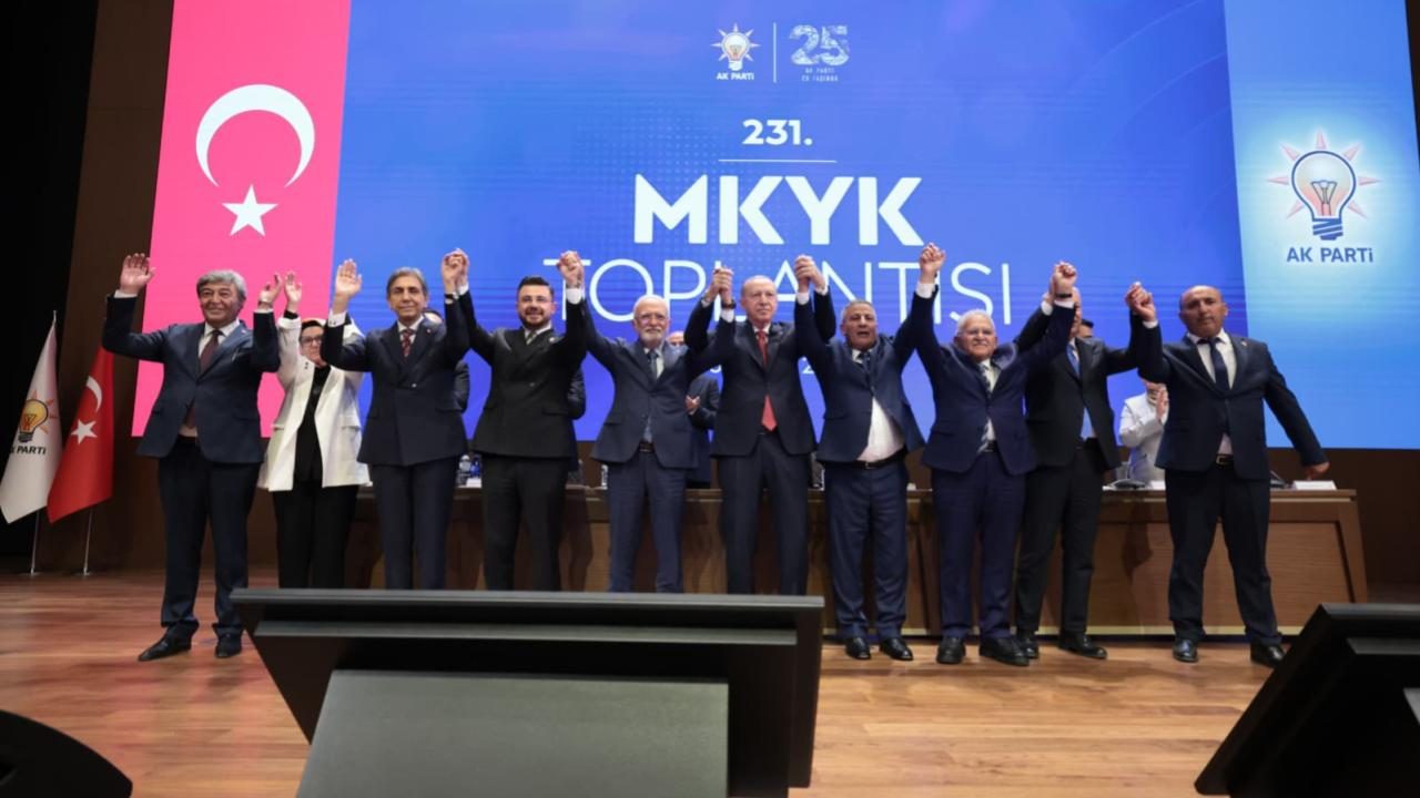 Dört belediye başkanı AK Parti'ye katıldı