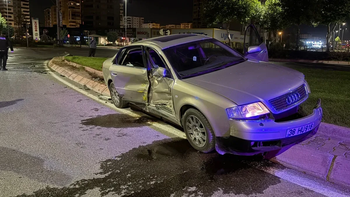 Melikgazi'de Trafik Kazası: Ticari Taksi ve Otomobil Çarpıştı