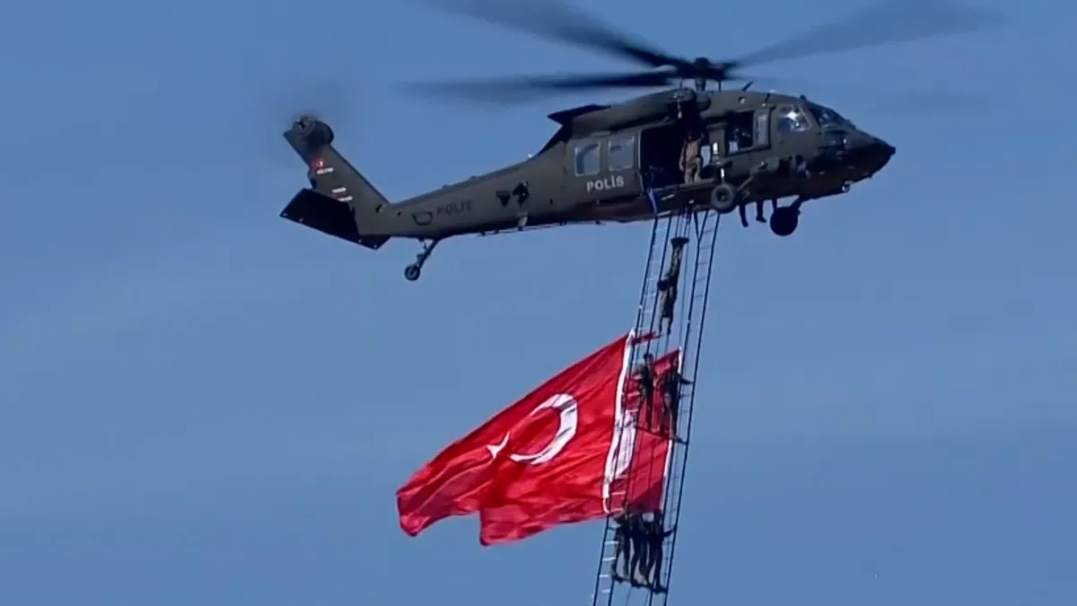 Gökyüzünde Türk Bayrağıyla Selamla: TEKNOFEST'te Büyüleyici Anlar