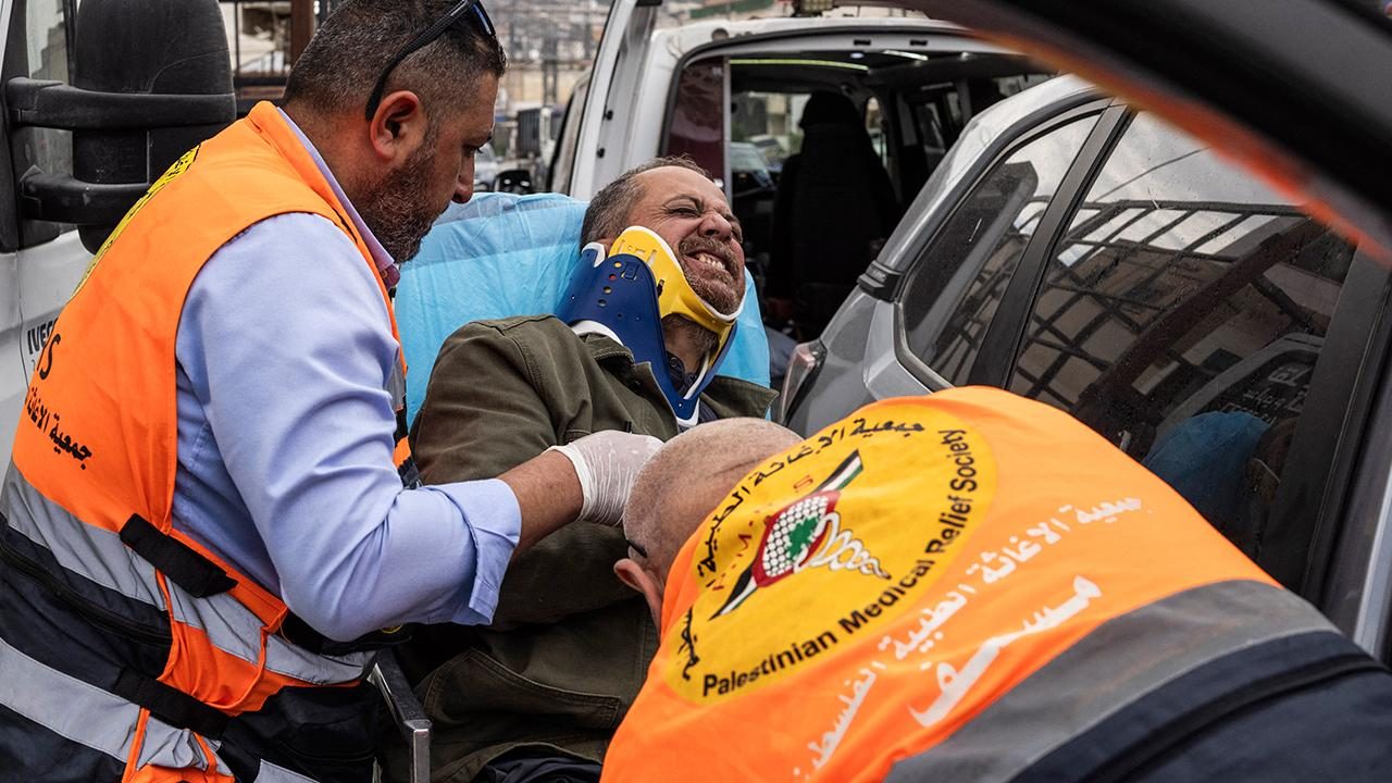 İsrailli askerlerin önünde basın fotoğrafçısına saldırı