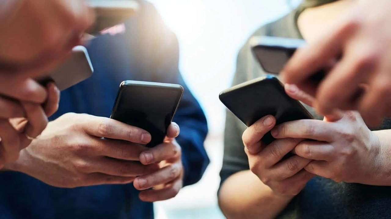 Erken Yaşta Akıllı Telefon Kullanımı Yeme Bozukluğu Riskini Artırıyor