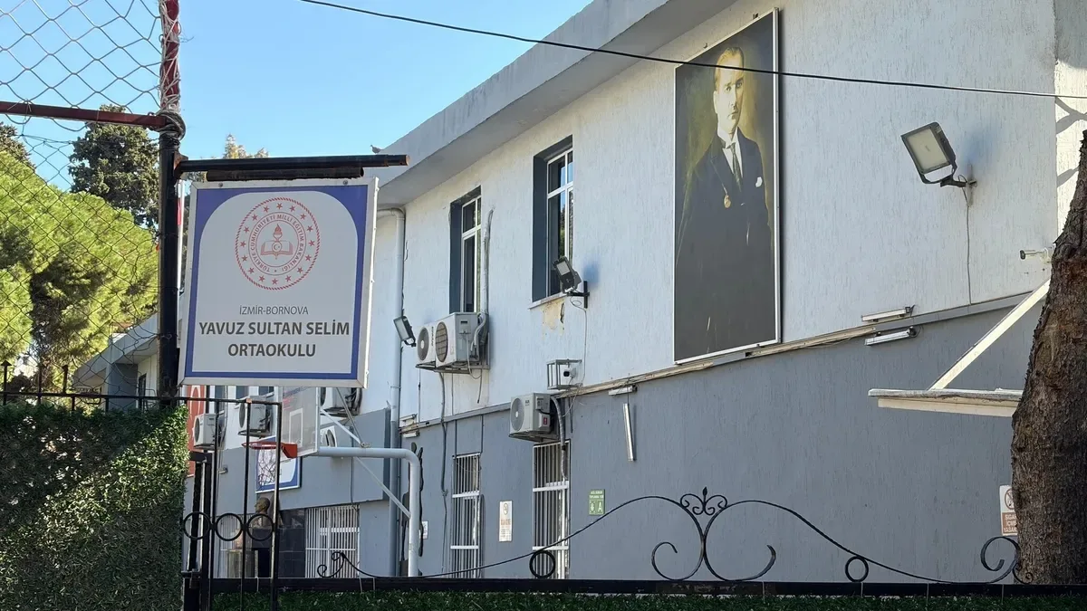 İzmir'de Ortaokul Öğretmenine Taciz İddiası: 'Senin Gibi Karım Olsun, 40 Yıl Borcum Olsun'