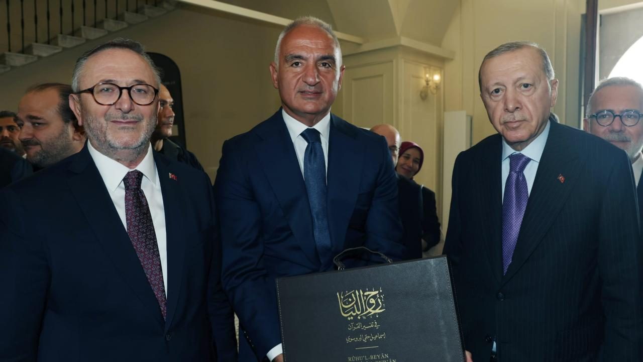 Bakan Ersoy, Cumhurbaşkanı Erdoğan'a Bursevi'nin Kur'an Tefsirini Takdim Etti